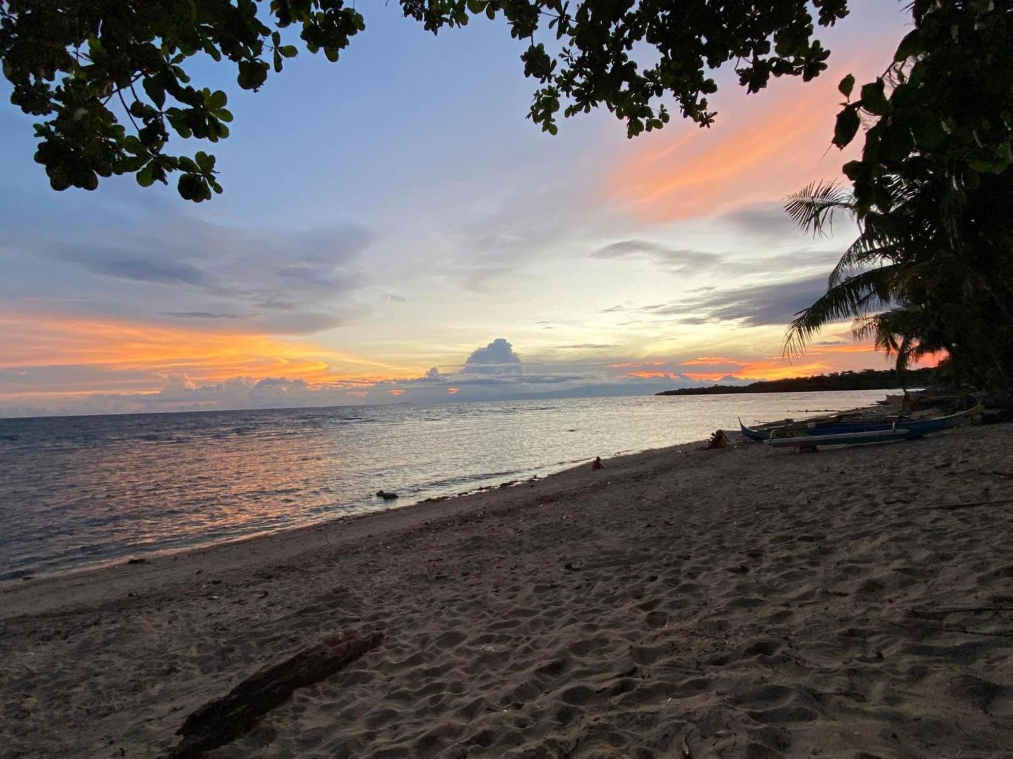 Hola Beach Resort Siquijor Esterno foto